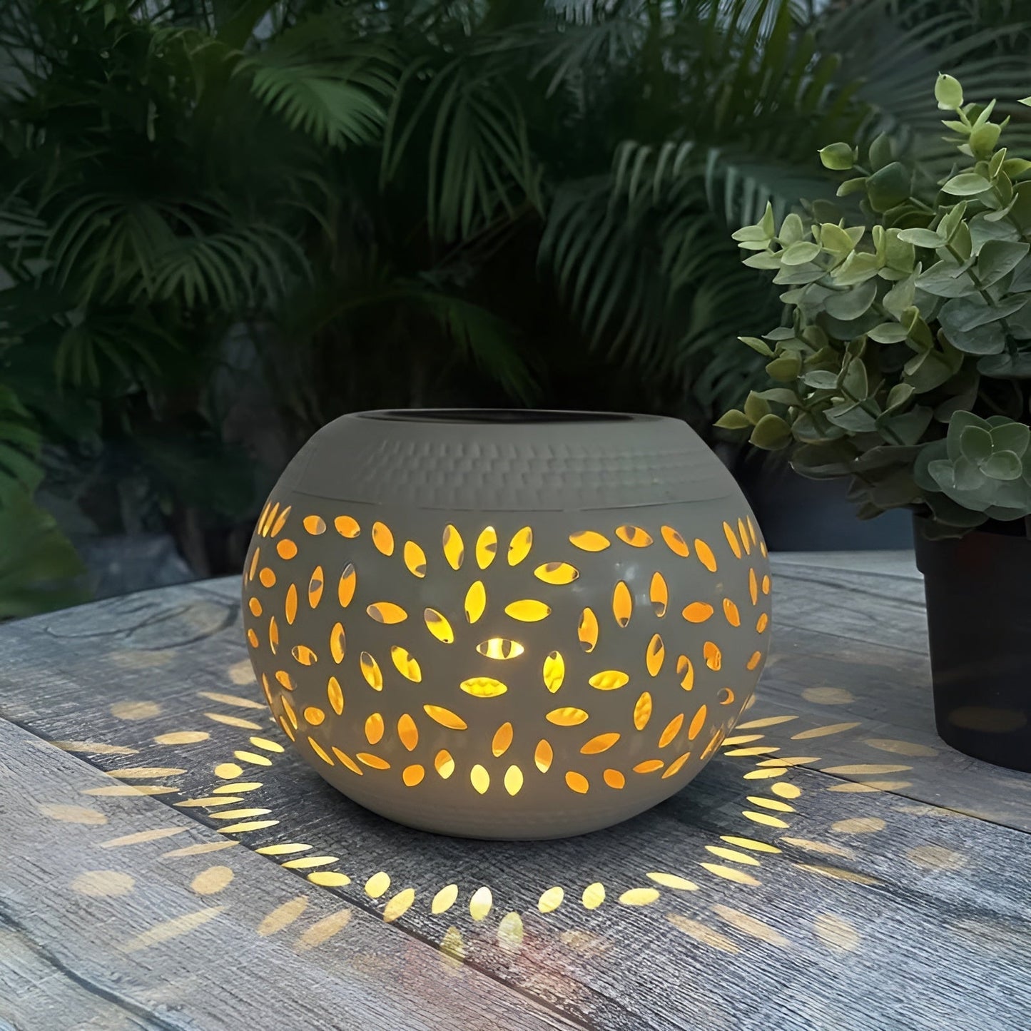 TerraShine Solar Lamp - Tuinverlichting Met Gevlekt Patroon - Metaal - Zonneterras en Outdoor