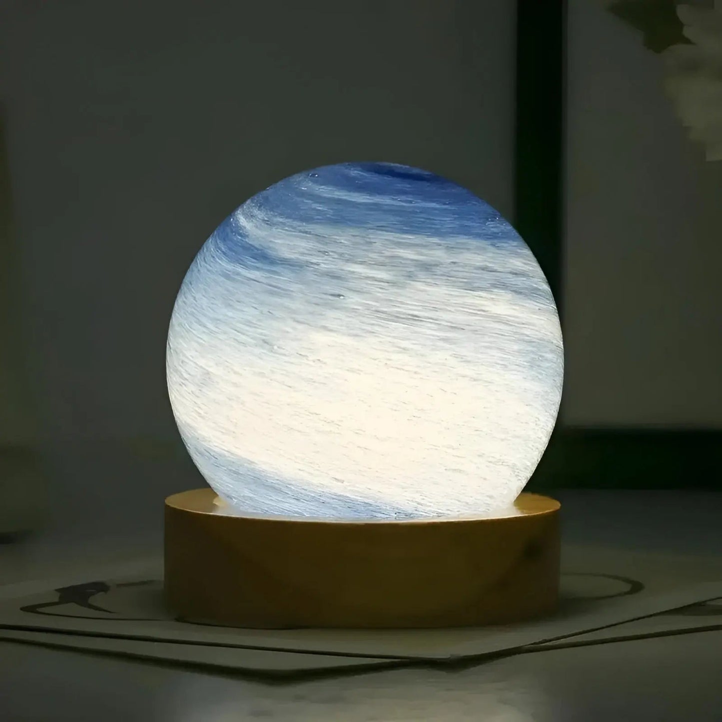 GalaxyGlow Lamp - 3D Miniplaneetlamp - Houten Voet - Unieke Sfeervolle Tafellamp