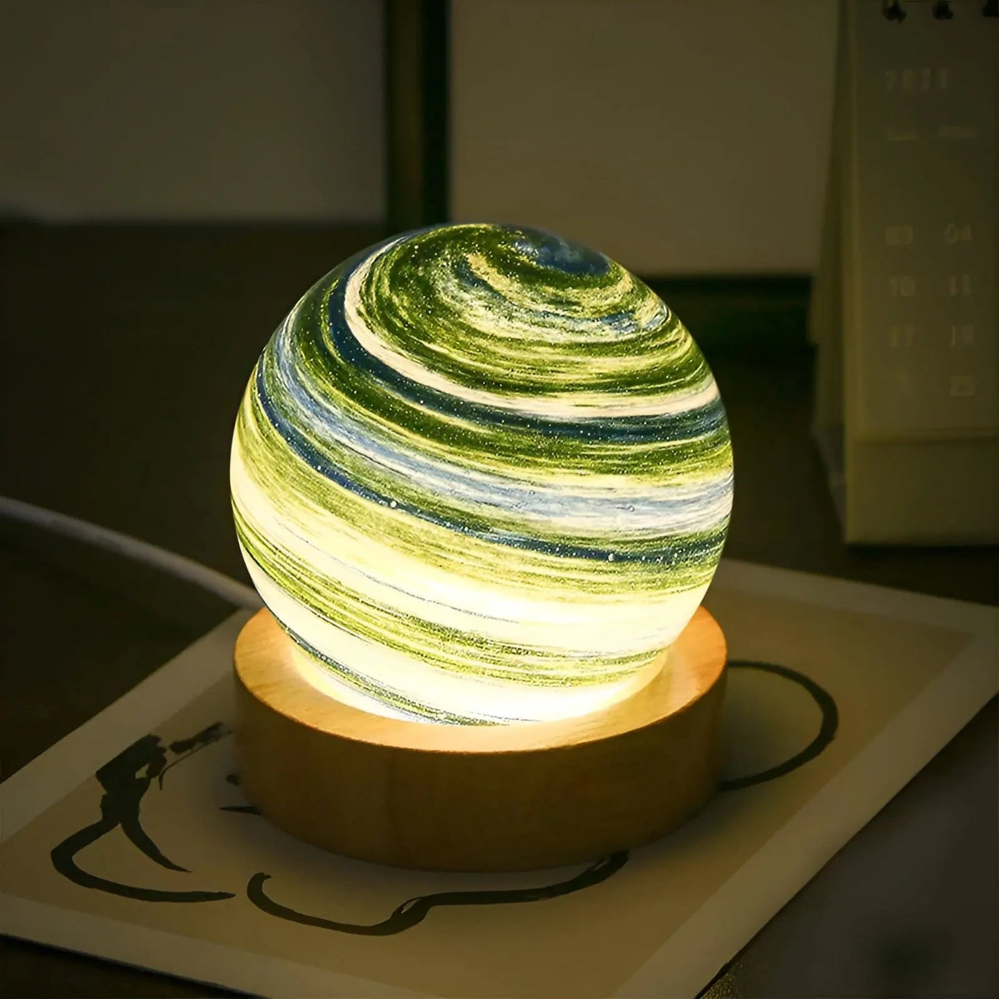 GalaxyGlow Lamp - 3D Miniplaneetlamp - Houten Voet - Unieke Sfeervolle Tafellamp