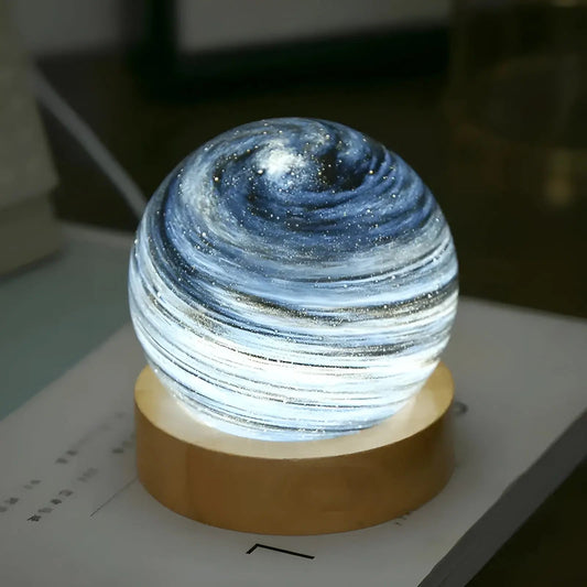 GalaxyGlow Lamp - 3D Miniplaneetlamp - Houten Voet - Unieke Sfeervolle Tafellamp